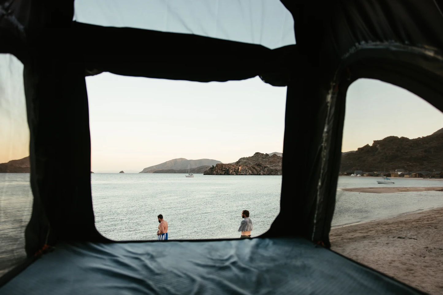 ROAM DESPERADO HARDSHELL ROOFTOP TENT